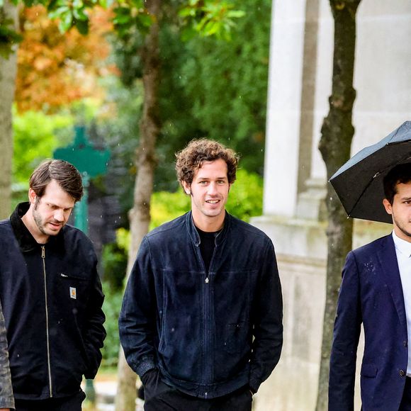 Exclusif - Paul Belmondo et ses fils Victor Belmondo, Alessandro Belmondo, Giacomo Belmondo - Arrivées aux obsèques d’Alain Belmondo au crématorium du Père-Lachaise à Paris, France, le 4 septembre 2025. © Dominique Jacovides/Bestimage