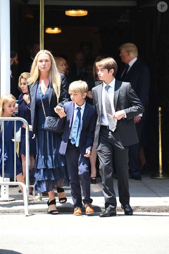 Info - Tiger Woods officialise sa relation avec Vanessa Trump - Vanessa Trump et ses enfants - Arrivées et sorties à la maison funéraire Frank Campbell à New York, avant les obsèques de Ivana Trump. Le 20 juillet 2022. The ImageDirect / Bestimage