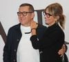 Complices et épris, les deux amoureux ont échangé des regards tendres et des éclats de rire face aux flashs.

Dany Boon et sa compagne Clara Vello au photocall de la première du film "Karma" au cinéma Pathé Palace à Paris le 13 octobre 2026. 

© Coadic Guirec / Bestimage