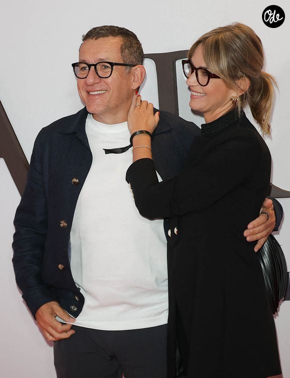 Complices et épris, les deux amoureux ont échangé des regards tendres et des éclats de rire face aux flashs.

Dany Boon et sa compagne Clara Vello au photocall de la première du film "Karma" au cinéma Pathé Palace à Paris le 13 octobre 2026. 

© Coadic Guirec / Bestimage