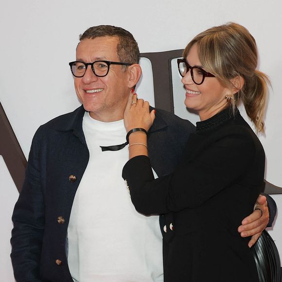 Complices et épris, les deux amoureux ont échangé des regards tendres et des éclats de rire face aux flashs.

Dany Boon et sa compagne Clara Vello au photocall de la première du film "Karma" au cinéma Pathé Palace à Paris le 13 octobre 2026. 

© Coadic Guirec / Bestimage