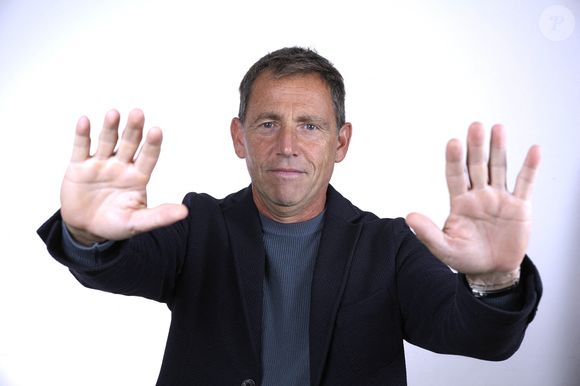 Exclusif - Portrait de Daniel Riolo à Paris, le 16 octobre 2023.
© Cédric Perrin/Bestimage