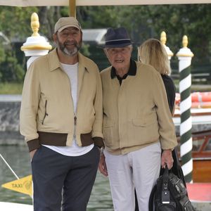 Kad Merad et Claude Lelouch sont aperçus arrivant en bateau lors de la 81e Mostra de Venise à Venise, Italie, le 3 septembre 2024. Photo by Anna Maria Tinghino/Splash News/ABACAPRESS.COM