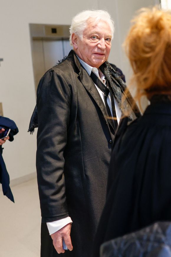 Exclusif - L'animateur de radio et de télévision Laurent Boyer et son avocate Marie-Alix Canu-Bernard arrivent au tribunal judiciaire de Paris, France, pour son procès pour violences conjugales et harcèlement. Laurent Boyer fait face à des accusations déposées par une ancienne compagne de violences conjugales habituelles, de harcèlement et d'enregistrement non consenti d'images intimes. © Julien Sarkissian/Bestimage
