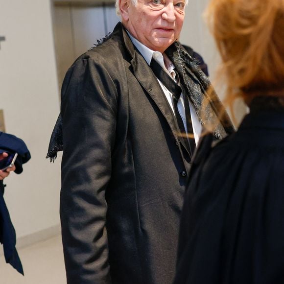 Exclusif - L'animateur de radio et de télévision Laurent Boyer et son avocate Marie-Alix Canu-Bernard arrivent au tribunal judiciaire de Paris, France, pour son procès pour violences conjugales et harcèlement. Laurent Boyer fait face à des accusations déposées par une ancienne compagne de violences conjugales habituelles, de harcèlement et d'enregistrement non consenti d'images intimes. © Julien Sarkissian/Bestimage