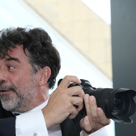 Stéphane Plaza - Stéphane Plaza s'improvise photograhe lors de la cérémonie de clotûre lors du Festival de Televison de Monte Carlo le 21 juin 2022. © Denis Guignebourg/Bestimage