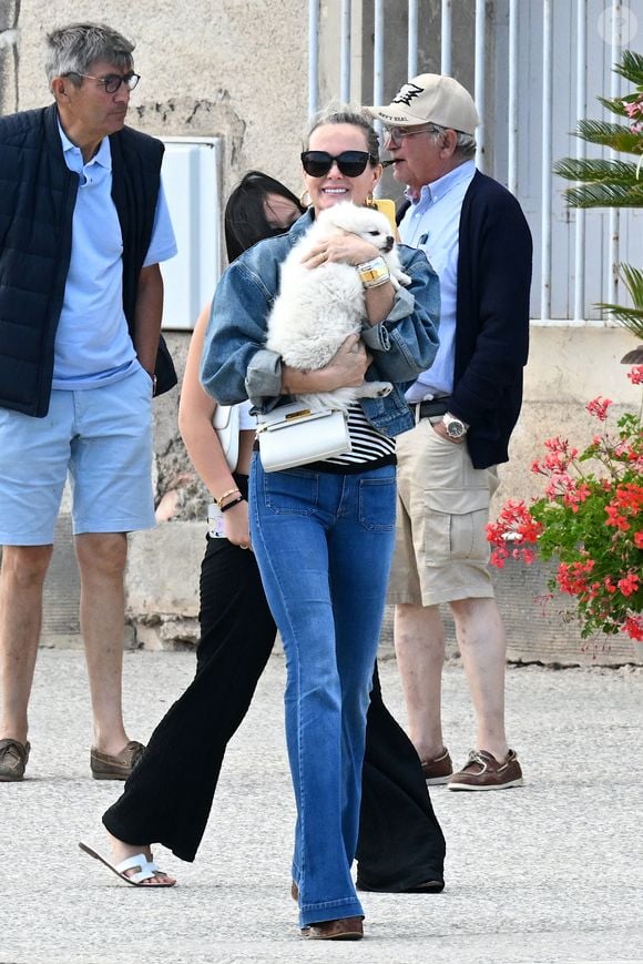 Exclusif - Prix spécial - No Web - Laeticia Hallyday et sa fille Joy -  Laeticia Hallyday sort d'un déjeuner en famille à Marseillan le 2 juillet 2024.
Laeticia Hallyday et ses filles Jade et Joy (qui résident depuis quelques jours dans la propriété familiale du Cap-d'Ail) ont déjeuné à Marseillan  avec Elyette Boudou "Mamie Rock" (qui fêtera ses 89 ans le 5 juillet prochain), accompagné de son père André Boudou et sa fille Alcéa (demi soeur de Laeticia). Toute la famille est allée déjeuner à la crêperie "La Maison de Camille" à Marseillan.

--- Pour infos voir vendeur ---