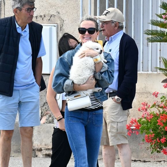 Exclusif - Prix spécial - No Web - Laeticia Hallyday et sa fille Joy -  Laeticia Hallyday sort d'un déjeuner en famille à Marseillan le 2 juillet 2024.
Laeticia Hallyday et ses filles Jade et Joy (qui résident depuis quelques jours dans la propriété familiale du Cap-d'Ail) ont déjeuné à Marseillan  avec Elyette Boudou "Mamie Rock" (qui fêtera ses 89 ans le 5 juillet prochain), accompagné de son père André Boudou et sa fille Alcéa (demi soeur de Laeticia). Toute la famille est allée déjeuner à la crêperie "La Maison de Camille" à Marseillan.

--- Pour infos voir vendeur ---