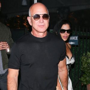 Dans un émouvant hommage publié sur Instagram, il a partagé un cliché de sa mère et salué son rôle exceptionnel de mère.

Santa Monica, Californie – EXCLUSIF – Jeff Bezos et Lauren Sanchez ont été aperçus quittant un dîner en double rendez-vous avec Kris Jenner et Corey Gamble au restaurant Giorgio Baldi à Santa Monica. © Backgrid USA / Bestimage