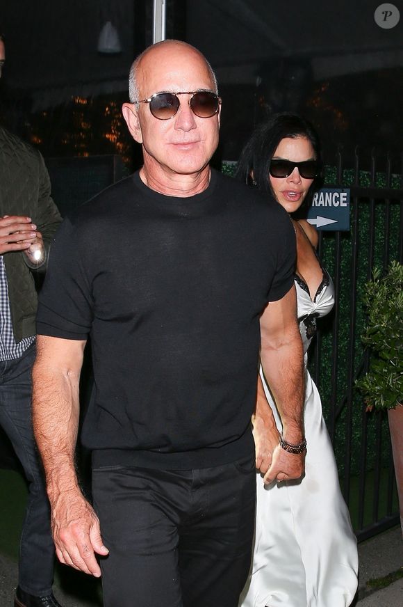 Dans un émouvant hommage publié sur Instagram, il a partagé un cliché de sa mère et salué son rôle exceptionnel de mère.

Santa Monica, Californie – EXCLUSIF – Jeff Bezos et Lauren Sanchez ont été aperçus quittant un dîner en double rendez-vous avec Kris Jenner et Corey Gamble au restaurant Giorgio Baldi à Santa Monica. © Backgrid USA / Bestimage