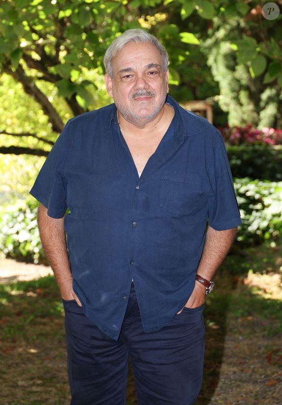 A l'époque, Didier Bourdon avait donc encore besoin d'un peu temps avant de se construire une véritable relation. Quand il a eu ses filles, c'était déjà le cas, ce qui peut expliquer la raison pour laquelle il s'est montré plus présent pour elles. 

Didier Bourdon pour le film "À l'ancienne" lors de la 17ème édition du festival du film francophone (FFA) de Angoulême le 28 août 2024. © Coadic Guirec / Bestimage