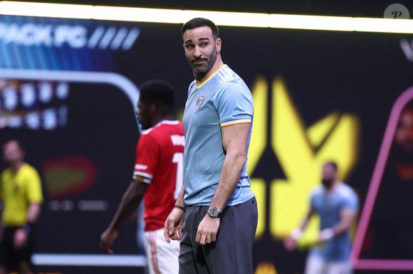 Il s’est par la suite directement adressé à Louana, lui expliquant que cela faisait désormais quatre ans qu’il n’avait pas été en couple et que cela lui faisait donc "bizarre".

Adil Rami, Président de Wolf Pack, lors de la Kings League Cup France le 6 avril 2025 à Villepinte, France. Photo de Kevin Domas/Icon Sport/ABACAPRESS.COM