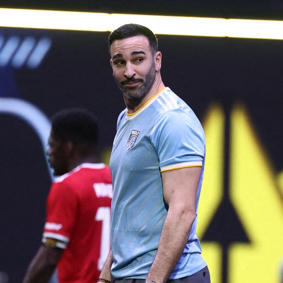 Il s’est par la suite directement adressé à Louana, lui expliquant que cela faisait désormais quatre ans qu’il n’avait pas été en couple et que cela lui faisait donc "bizarre".

Adil Rami, Président de Wolf Pack, lors de la Kings League Cup France le 6 avril 2025 à Villepinte, France. Photo de Kevin Domas/Icon Sport/ABACAPRESS.COM