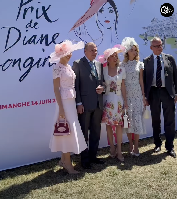 Parmi les invités les plus remarqués figuraient le prince Charles de Bourbon des Deux-Siciles, duc de Castro, accompagné de son épouse, la princesse Camilla Crociani, ainsi que leurs deux filles, la princesse Maria Carolina de Bourbon des Deux-Siciles et la princesse Maria Chiara de Bourbon des Deux-Siciles.

Les Bourdon des Deux-Siciles sur le compte Instagram du Point de Vue