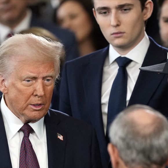 Il y brille par sa discrétion, malgré sa grande taille de 2,06 mètres.

Donald Trump prête serment en tant que 47e président des États-Unis à Washington, lundi 20 janvier 2025, sous le regard de Barron Trump. (AP Photo/Julia Demaree Nikhinson, Pool)