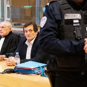 Ce jour-là, trois personnes ont grièvement blessées : un homme de 38 ans, son fils de 6 ans et sa belle-sœur de 27 ans. Cette dernière, enceinte au moment de l'accident, a perdu son bébé.

L'acteur et humoriste français Pierre Palmade et son avocat Alain Barsikian lors de son procès au palais de justice de Melun, le 20 novembre 2024.