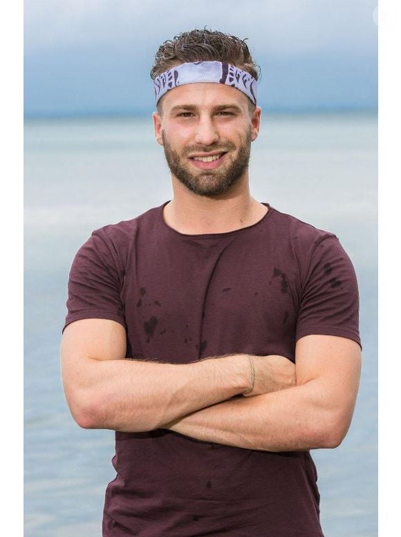 Il s'agit de Corentin, révélé en 2017 dans "Koh-Lanta Cambodge".

Corentin, candidat de "Koh-Lanta Cambodge", TF1