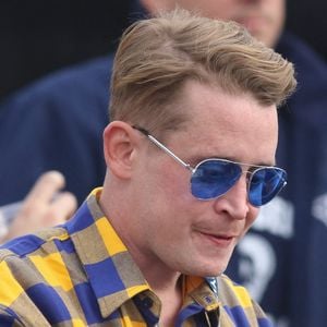 L'acteur Macaulay Culkin portant du vernis à ongles rouge et sa petite amie Brenda Song assistent au match entre les Los Angeles Rams et les Arizona Cardinals au Los Angeles Memorial Coliseum le 29 décembre 2019 à Los Angeles, Californie, États-Unis. Photo by London Entertainment/Splash News/ABACAPRESS.COM