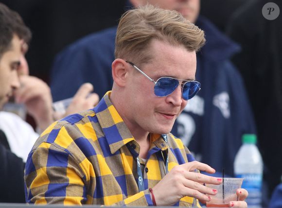 L'acteur Macaulay Culkin portant du vernis à ongles rouge et sa petite amie Brenda Song assistent au match entre les Los Angeles Rams et les Arizona Cardinals au Los Angeles Memorial Coliseum le 29 décembre 2019 à Los Angeles, Californie, États-Unis. Photo by London Entertainment/Splash News/ABACAPRESS.COM