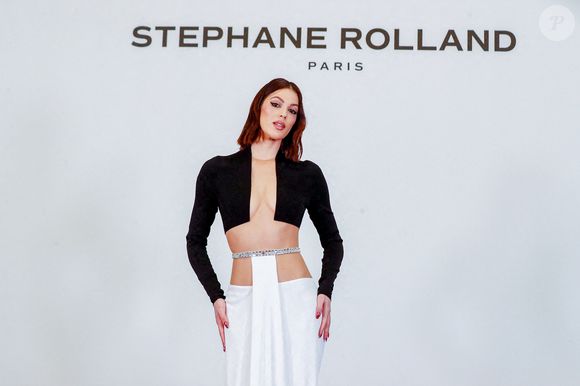 Iris Mittenaere au défilé Stéphane Rolland à la Salle Pleyel, "Collection Haute Couture Printemps/Eté 2025" lors de la Fashion Week de Paris (PFW), le 28 janvier 2025.  © Christophe Clovis / Bestimage