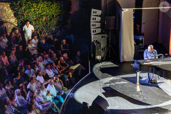Dany Boon sur scène, le président Emmanuel Macron et sa femme Brigitte dans le public au spectacle de Dany Boon "Clown n'est pas un métier" lors du 41ème Festival de Ramatuelle le 12 août 2025. 

© Cyril Bruneau / Bestimage