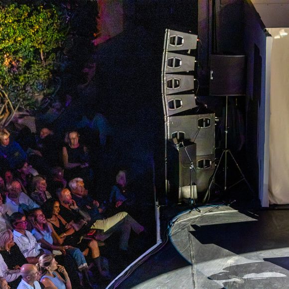 Dany Boon sur scène, le président Emmanuel Macron et sa femme Brigitte dans le public au spectacle de Dany Boon "Clown n'est pas un métier" lors du 41ème Festival de Ramatuelle le 12 août 2025. 

© Cyril Bruneau / Bestimage