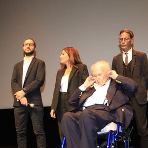 Semi-Exclusif - Fabrice Gardel, réalisateur, guest, Philippe Bouvard et David Lisnard, maire de Cannes Philipe Bouvard assiste à la projection du documentaire "Les Mille et une vies de Philippe Bouvard" (Paris Première) au théâtre de la Croisette à Cannes, le 30 novembre 2024. Le journaliste affaibli, 95 ans le 6 décembre 2024, est monté sur scène pour prononcer quelques mots, aux côtés de D.Lisnard, maire de Cannes, devant l'assistance, composée notamment de C.Viguier. Le public a ovationné celui qui a présenté l'émission à succès "Les Grosses Têtes" pendant 37 ans. Ce documentaire de F.Gardel, composé de nombreuses archives personnelles, sera diffusé sur Paris Première en janvier 2025, au moment même où  Philippe Bouvard prendra officiellement sa retraite.