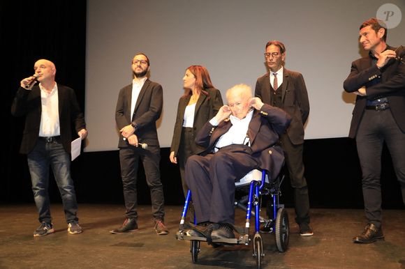 Semi-Exclusif - Fabrice Gardel, réalisateur, guest, Philippe Bouvard et David Lisnard, maire de Cannes Philipe Bouvard assiste à la projection du documentaire "Les Mille et une vies de Philippe Bouvard" (Paris Première) au théâtre de la Croisette à Cannes, le 30 novembre 2024. Le journaliste affaibli, 95 ans le 6 décembre 2024, est monté sur scène pour prononcer quelques mots, aux côtés de D.Lisnard, maire de Cannes, devant l'assistance, composée notamment de C.Viguier. Le public a ovationné celui qui a présenté l'émission à succès "Les Grosses Têtes" pendant 37 ans. Ce documentaire de F.Gardel, composé de nombreuses archives personnelles, sera diffusé sur Paris Première en janvier 2025, au moment même où  Philippe Bouvard prendra officiellement sa retraite.