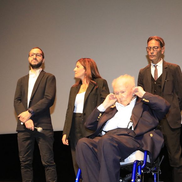 Semi-Exclusif - Fabrice Gardel, réalisateur, guest, Philippe Bouvard et David Lisnard, maire de Cannes Philipe Bouvard assiste à la projection du documentaire "Les Mille et une vies de Philippe Bouvard" (Paris Première) au théâtre de la Croisette à Cannes, le 30 novembre 2024. Le journaliste affaibli, 95 ans le 6 décembre 2024, est monté sur scène pour prononcer quelques mots, aux côtés de D.Lisnard, maire de Cannes, devant l'assistance, composée notamment de C.Viguier. Le public a ovationné celui qui a présenté l'émission à succès "Les Grosses Têtes" pendant 37 ans. Ce documentaire de F.Gardel, composé de nombreuses archives personnelles, sera diffusé sur Paris Première en janvier 2025, au moment même où  Philippe Bouvard prendra officiellement sa retraite.