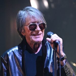 "Là, il est en période où il ne boit pas. Il reboira surement un petit verre ou deux un jour, parce que dès qu'il boit un verre il boit la bouteille, et après il boit la caisse quoi donc voilà", a ajouté son digne héritier.

Jacques Dutronc et Thomas Dutronc en showcase de leur tournée "Dutronc & Dutronc" au Centre Evénementiel de Courbevoie le 11 avril 2022. © Coadic Guirec/Bestimage