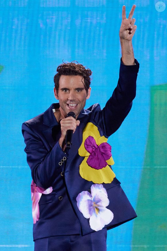 Exclusif - Mika - Enregistrement de l'émission "Tous avec les bleus, le concert événement", diffusée en direct sur TF1 le 12 octobre 2023, au Village Rugby, place de la Concorde, à Paris En direct du Village Rugby, un concert pour fêter l'entrée du XV de France dans les quarts de finale de la plus prestigieuse compétition de Rugby. © Cyril Moreau-Veeren / Bestimage