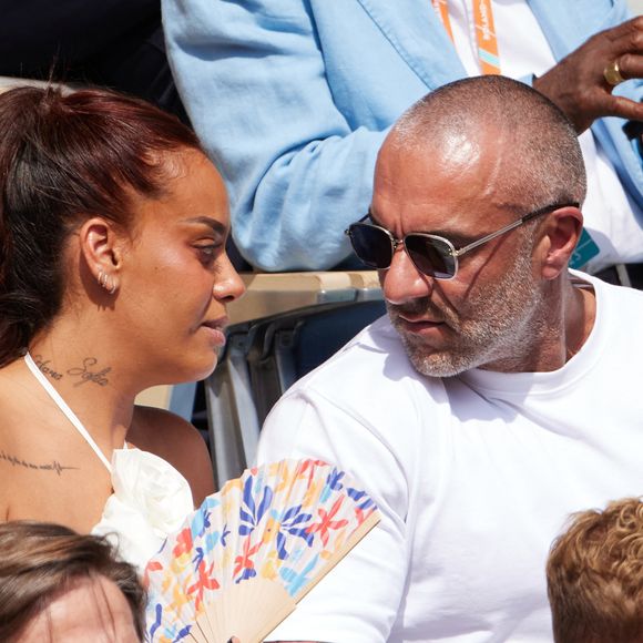 Invitée sur Europe 1, la chanteuse s'est livrée sur son couple avec Patrick Antonelli qui partage sa vie depuis maintenant 13 ans. 

Amel Bent et son mari Patrick Antonelli dans les tribunes lors des Internationaux de France de Tennis de Roland Garros 2023. Paris, le 10 juin 2023. © Jacovides-Moreau / Bestimage