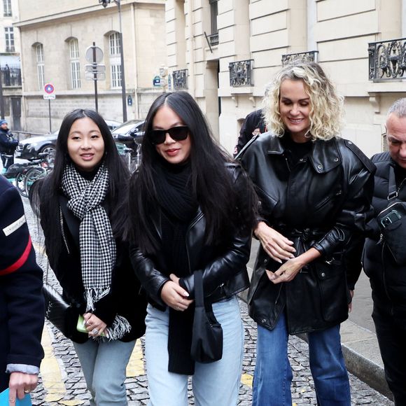 Jade, Joy et Laeticia Hallyday lors de l'inauguration d'une plaque commémorative en hommage à Johnny Hallyday devant l'immeuble où le chanteur français a grandi dans le 9ème arrondissement de Paris, France, le 22 décembre 2023. © Dominique Jacovides/Bestimage