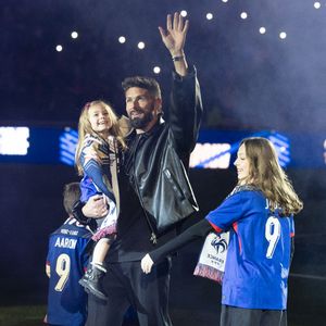 Une célébration a été organisée pour lui le dimanche 23 mars 2025

Olivier Giroud, entouré de ses enfants Aria, Aaron, Evan et Jade, reçoit un hommage au Stade de France avant le Quart de finale de la Ligue des Nations de l'UEFA 2025 "France - Croatie (2-0 / tab 5-4)" au Stade de France à Saint-Denis, le 23 mars 2025.
© Cyril Moreau/Bestimage