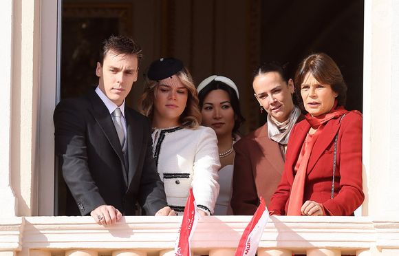 Et ce n'est autre que Pauline Ducruet, soeur de Louis, qui en sera la marraine.
Louis Ducruet, Camille Gottlieb, Marie Chevallier, Pauline Ducruet, La princesse Stéphanie de Monaco - La famille princière au balcon du palais lors de la Fête Nationale de la principauté de Monaco le 19 novembre 2022.

© Dominique Jacovides / Bruno Bebert / Bestimage