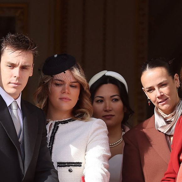 Et ce n'est autre que Pauline Ducruet, soeur de Louis, qui en sera la marraine.
Louis Ducruet, Camille Gottlieb, Marie Chevallier, Pauline Ducruet, La princesse Stéphanie de Monaco - La famille princière au balcon du palais lors de la Fête Nationale de la principauté de Monaco le 19 novembre 2022.

© Dominique Jacovides / Bruno Bebert / Bestimage