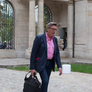 Même s'il reste nostalgique du journal télévisé, Jacques Legros prépare son retour à la radio.

Exclusif - Jacques Legros - Soirée pour le lancement du Millésime 2006 de la maison Champagne Collet à l'Ecole Nationale des Beaux-Arts à Paris le 22 septembre 2016.