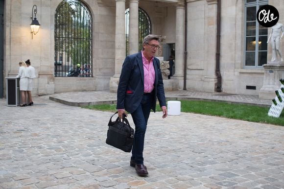 Même s'il reste nostalgique du journal télévisé, Jacques Legros prépare son retour à la radio.

Exclusif - Jacques Legros - Soirée pour le lancement du Millésime 2006 de la maison Champagne Collet à l'Ecole Nationale des Beaux-Arts à Paris le 22 septembre 2016.