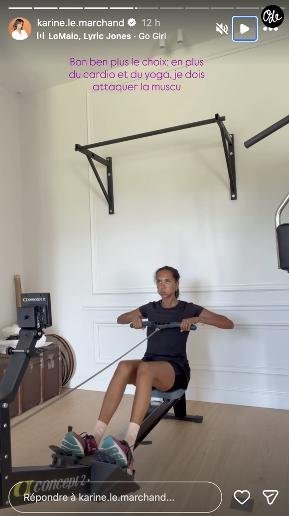 Dans sa séance du jour, l’animatrice commence par du rameur pour s’échauffer, un exercice complet qui sollicite le cardio et l’ensemble du corps.