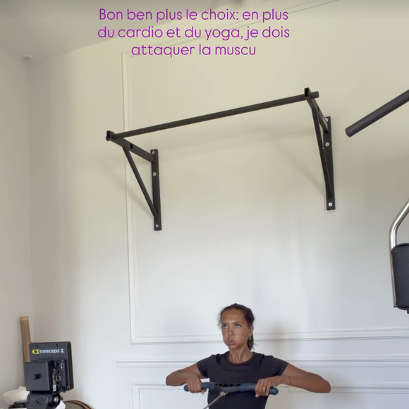 Dans sa séance du jour, l’animatrice commence par du rameur pour s’échauffer, un exercice complet qui sollicite le cardio et l’ensemble du corps.