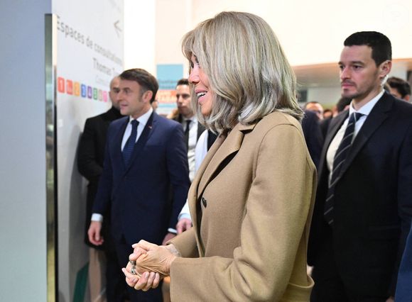 Le président Emmanuel Macron et sa femme Brigitte arrivent sur les sites du Cancérologue Paris-Saclay et de l'Institut Gustave Roussy Saclay le 4 février 2025. © Jeanne Accorsini/Pool/Bestimage