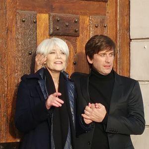 Exclusif - Françoise Hardy et son fils Thomas Dutronc se baladent le long des quais de l’Île Saint-Louis à Paris, France, le 2 novembre 2016. ©AGENCE / BESTIMAGE
