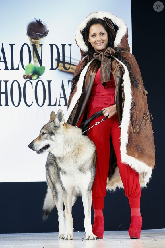 Archives  En France, à Paris, Hermine DE CLERMONT-TONNERRE dans une création LENAKLAX, PEGGY H et Jean-Claude JEANSON, lors du défilé anniversaire du 20EME SALON DU CHOCOLAT 2014. Le 28 octobre 2014
© Jean-Jacques Descamps via Bestimage