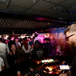 Jean-Roch et son frère, Dominique Pedri - J.Roch a reçu ses amis pour fêter la fermeture de son célèbre club privé, "VIP Room" à Saint-Tropez, après 29 ans d'existence, le 5 avril 2026. Après un dernier week-end de fête, du 3 au 5 avril 2026, le célèbre établissement sera remplacé par le "Lilly's Club".
© Luc Boutria / Nice Matin / Bestimage