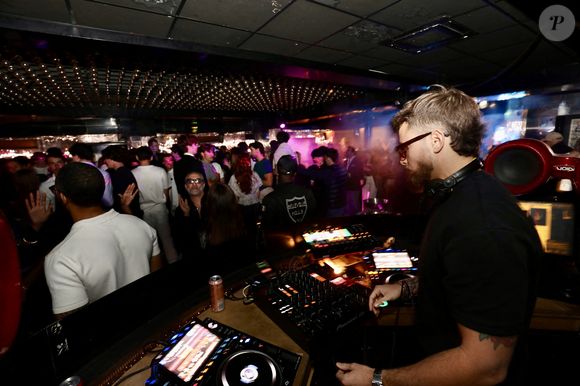 Jean-Roch et son frère, Dominique Pedri - J.Roch a reçu ses amis pour fêter la fermeture de son célèbre club privé, "VIP Room" à Saint-Tropez, après 29 ans d'existence, le 5 avril 2026. Après un dernier week-end de fête, du 3 au 5 avril 2026, le célèbre établissement sera remplacé par le "Lilly's Club".
© Luc Boutria / Nice Matin / Bestimage