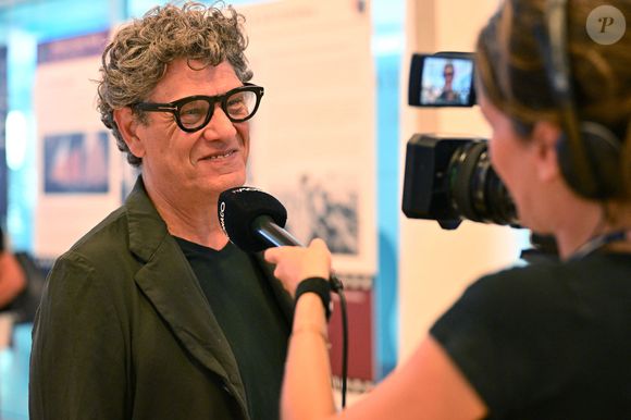 Marc Lavoine au micro de TV Monaco - Adriana Karembeu, le mannequin, actrice et animatrice de télévision slovaque, accompagnée par Marc Lavoine, est l'invitée du Yacht Club de Monaco pour la Monaco Classic Week à Monaco, le 11 septembre 2025.  © Bruno Bebert / Bestimage
