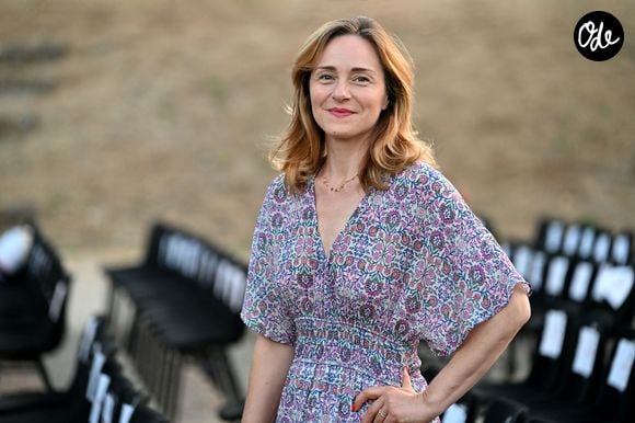 Une célèbre comédienne française s'est tenue à ses côtés lors de ce départ ultime : Delphine Depardieu.

Exclusif - Delphine Depardieu, la marraine du Festival - 4ème édition des Théâtrales à l'Oppidum du Col d'Eze, le 3 août 2026. 

© Bruno Bebert / Bestimage
