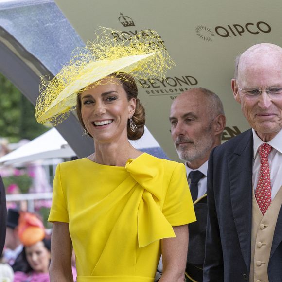 Elle a complété sa tenue avec des accessoires symboliques ayant appartenu à Elizabeth II et à la princesse Diana.

Le prince William, prince de Galles, et Catherine (Kate) Middleton, princesse de Galles, - 17 juin 2026.
GOFF  / BESTIMAGE