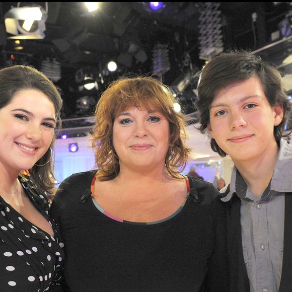 Michèle Bernier et ses enfants Enzo et Charlotte Gaccio lors de l'émission Vivement Dimanche, diffusée en 2010.

COADIC GUIREC / BESTIMAGE