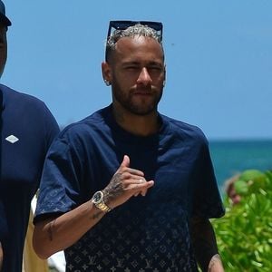 Avec sa compagne Bruna Biancardi

Neymar Jr. - Neymar Jr., sa compagne Bruna Biancardi, sa soeur Rafaella Santos et son compagnon profitent de la plage à Miami.